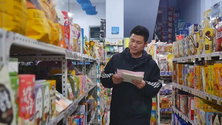 从韩国务工回国的他选择来到珲春开一家小超市,主要销售日用百货和